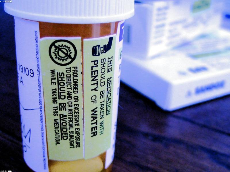 藥局櫃檯上擺放各種藥品與處方箋