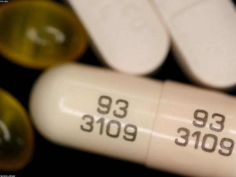 泌尿科診間的藥袋與處方箋,旁邊放著血壓計